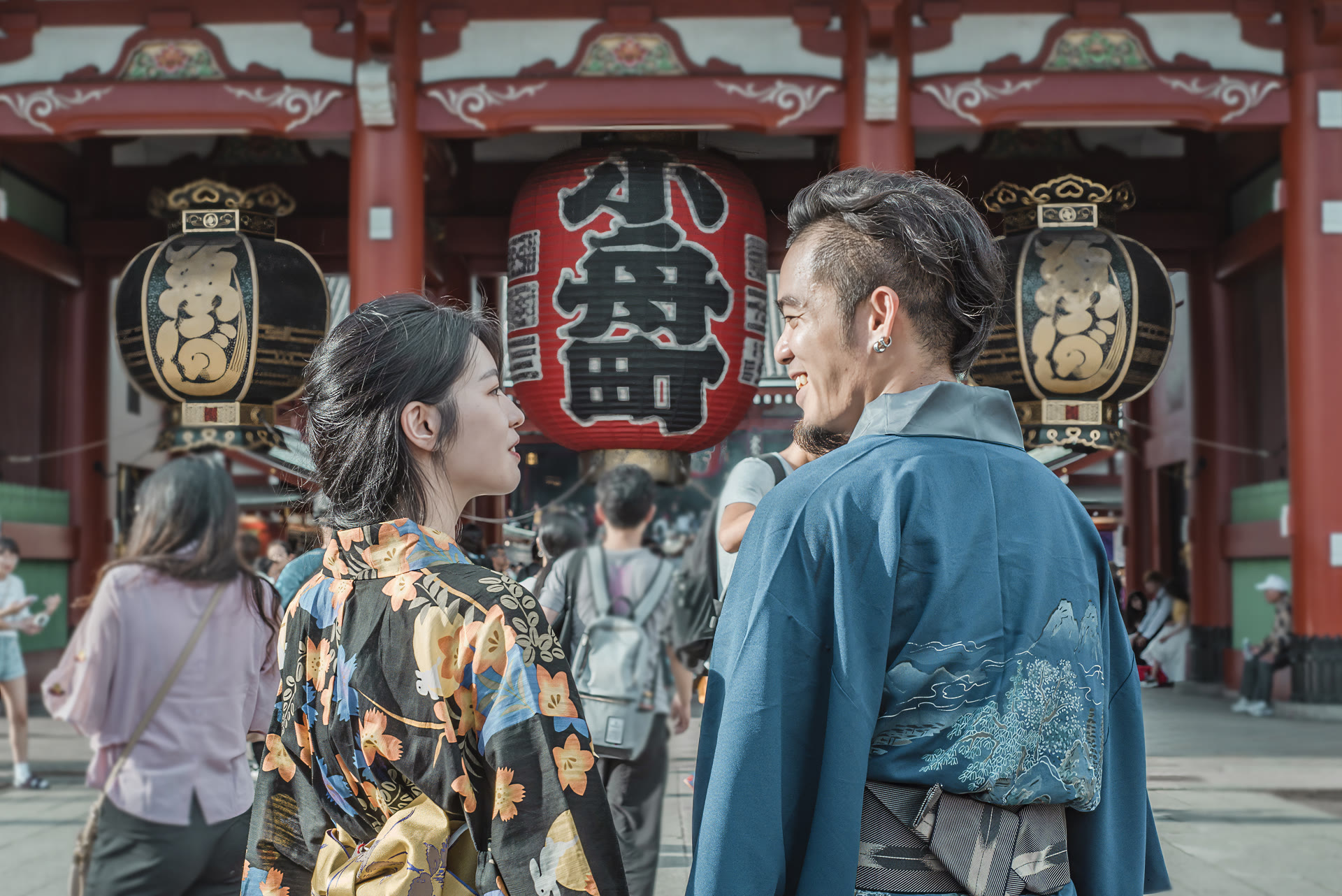 Couple in kimono in front of the Kaminarimon gate at Senso-ji, Asakusa